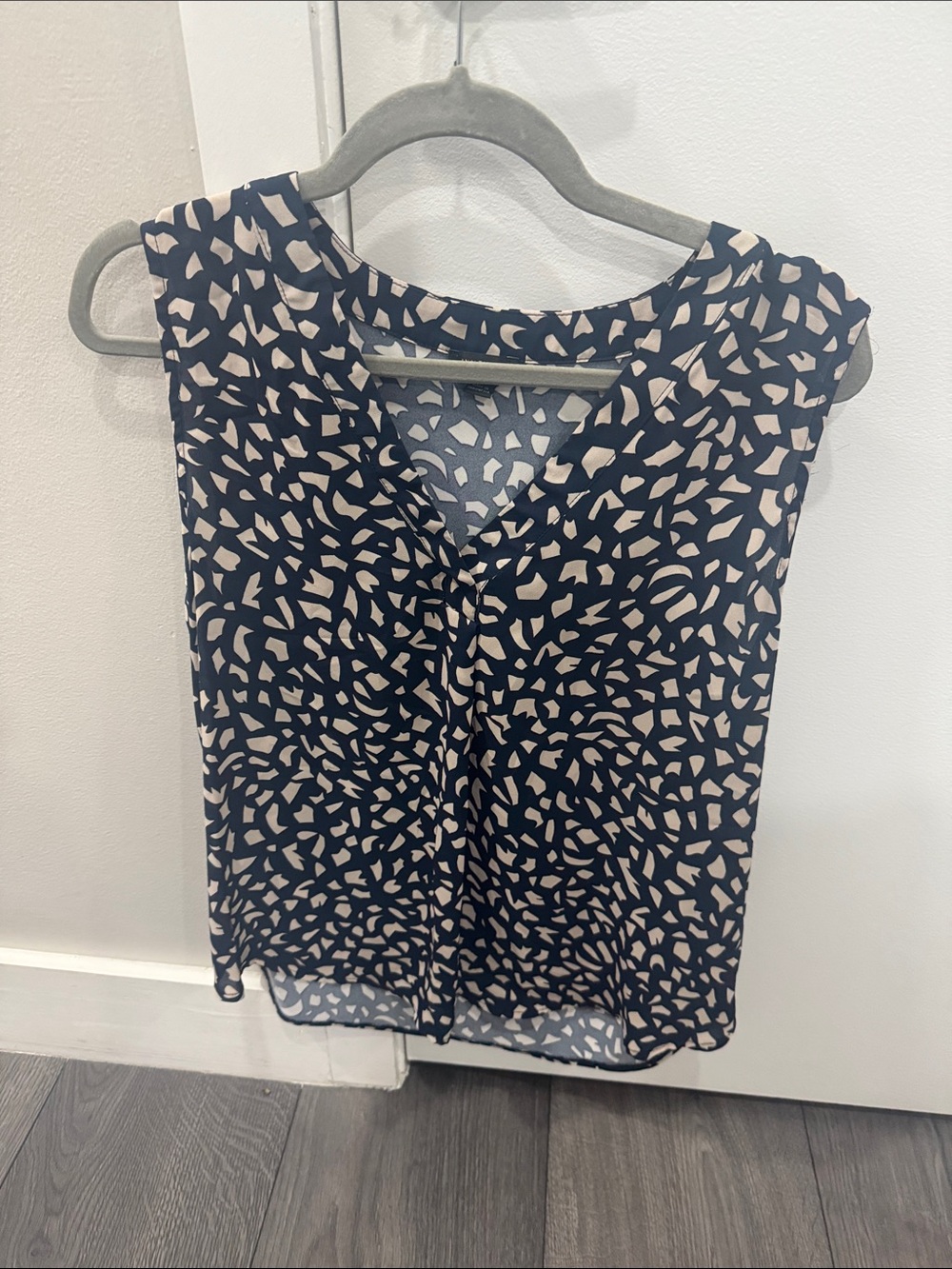Ann Taylor Navy and Cream V-Neck Printed Mixed Media Sleeveless Top size M